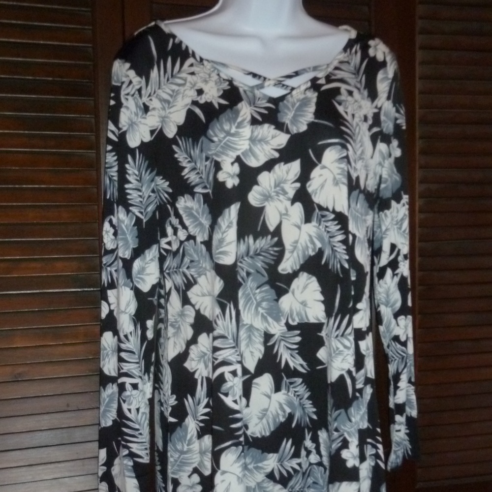 VIVILLI Black Gray & White Floral Leaf Print Tunic